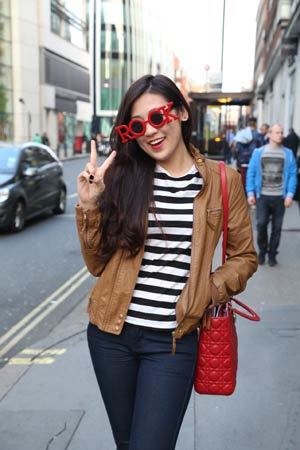 Ngắm street style của Á hậu Tú Anh trên phố London