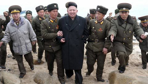 Hình ảnh Kim Jong-un thân mật với binh lính Triều Tiên