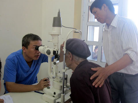 Hình ảnh xúc động về tình mẹ con tại Ngày hội nhân ái 2013