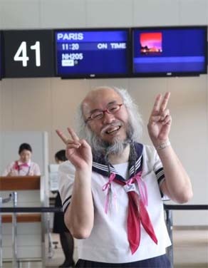 Ông lão nhí nhảnh thích mặc váy nữ sinh