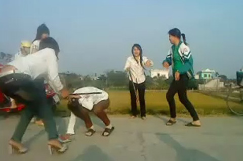 Thời sự trong ngày: Thiếu nữ chém bạn dã man