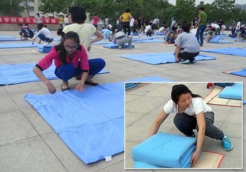 Thi gấp chăn nhanh để được vào ký túc xá