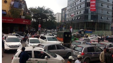 Taxi dù ở Thủ đô sắp 'hết cửa