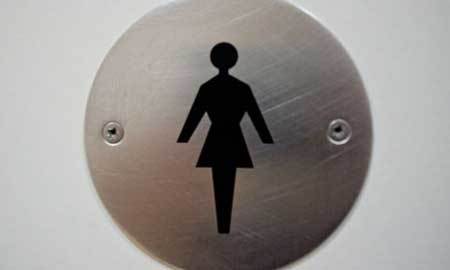 Lật tẩy gương gián điệp trong toilet nữ