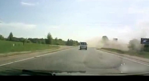 Ô tô gặp tai nạn “bay” như phim trên đường quốc lộ