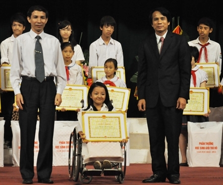 Hà Nội tuyên dương cô bé 'xương thủy tinh'