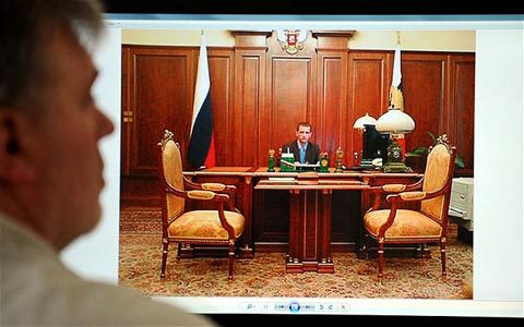 Ngồi bàn làm việc của Putin chụp ảnh để kiếm bạn gái