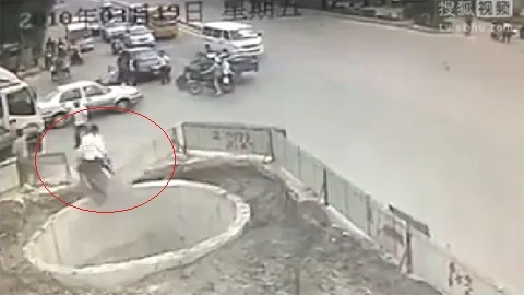 Clip phóng xe xuống hố sâu khiến dân mạng thất kinh