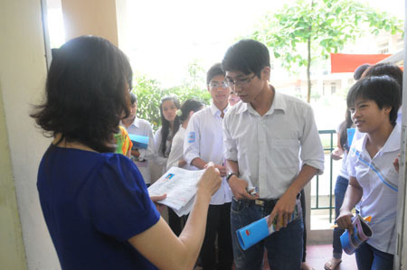 Tốt nghiệp 2013: Băn khoăn vì máy ghi âm, ghi hình