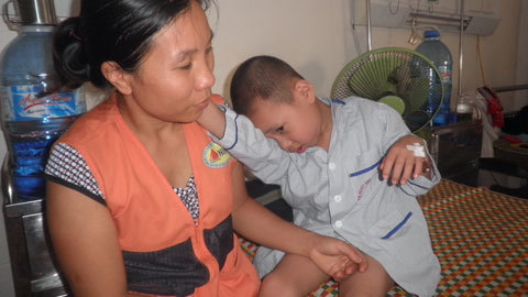Gia đình “quá nghèo” với hai con mắc bệnh hiểm nghèo