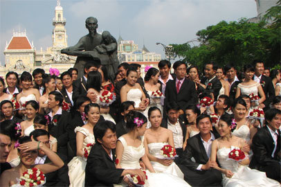 100 cặp đôi cưới cùng ngày cùng giờ