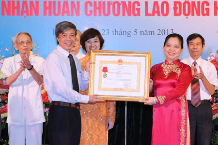 Báo Tin tức nhận huân chương Lao động hạng nhì