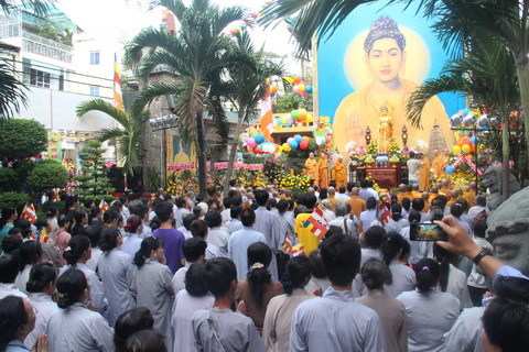 Hàng ngàn người đón Phật Đản
