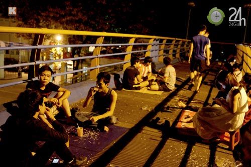 Trà đá, trà chanh 'nở rộ' trên những cây cầu đi bộ