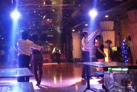 Muôn nẻo quý bà đi 'mua dâm' trai trẻ