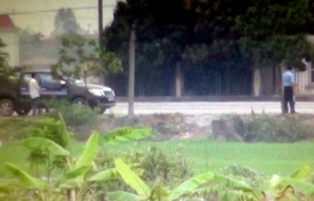 Thanh tra giao thông ‘kiểm tra’ giấy tờ trong… 5 giây