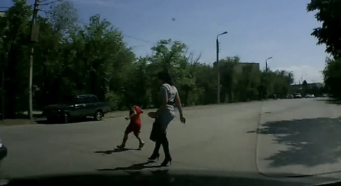 Em bé bị ô tô đâm vì người dì bất cẩn