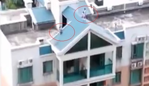 Kinh hãi nhìn bọn trẻ đùa trên mái dốc nhà 7 tầng