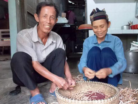 Đôi quang gánh và bốn tấm bằng đại học, tiến sĩ