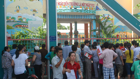 Nóng: Trắng đêm xếp hàng xin học cho con