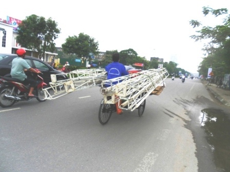 Xích lô chở hàng “nghênh ngang” trên phố