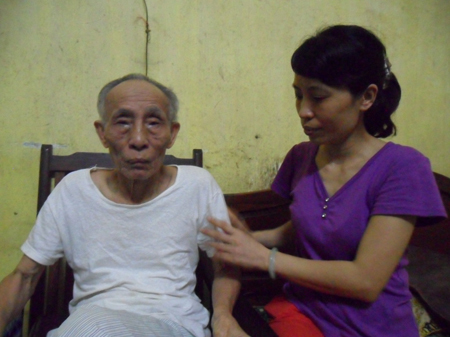 Bố mất, mẹ ung thư nuôi hai con ngoan, học giỏi
