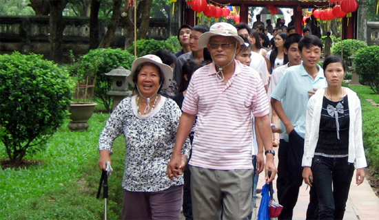 Đi lủi thủi mờ sáng, về vật vã nửa đêm