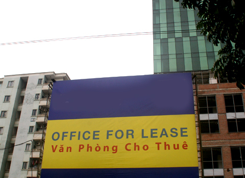 Cao ốc văn phòng 'đắp chiếu', chết lâm sàng