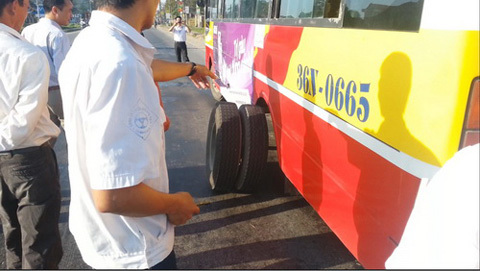 Xe bus đang chạy, văng 2 bánh sau