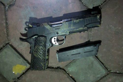 Hà Nội: Nghênh ngang mang súng giữa phố