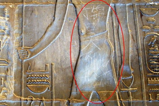 Nam sinh Trung Quốc vẽ bậy lên di tích Ai Cập