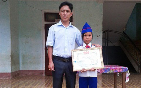 Bé gái lớp 4 lao xuống sông cứu sống em nhỏ