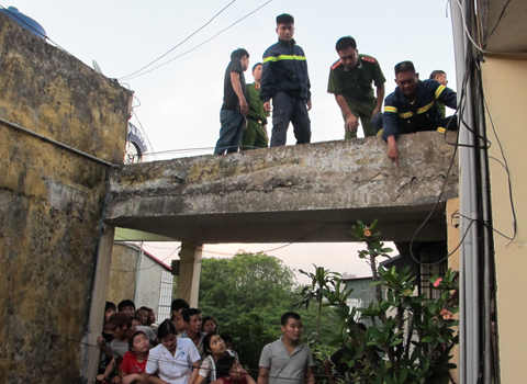 Hà Nội: Gay cấn giải cứu thiếu nữ đòi tự tử