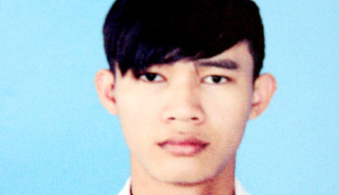 Sốc nam sinh điên cuồng chống đối công an