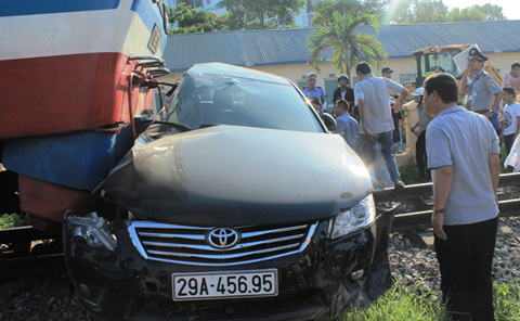 Hà Nội: Tàu hỏa đâm nát xe Camry