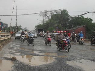 Đường xuống cấp...mưa xuống dân chật vật di chuyển