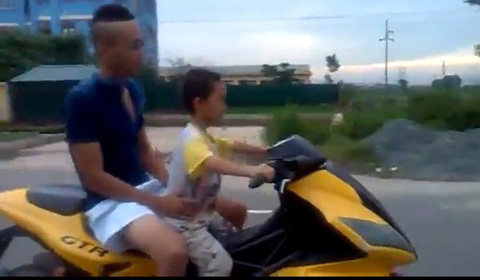 Sốc với bé trai 10X cưỡi xe phân khối lớn