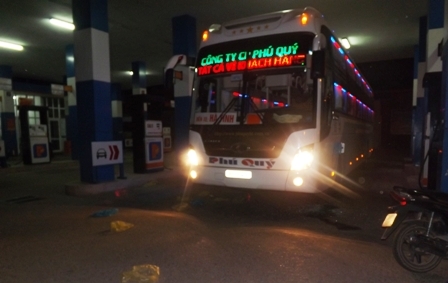 Côn đồ đập xe khách, chém người dã man trong đêm tối