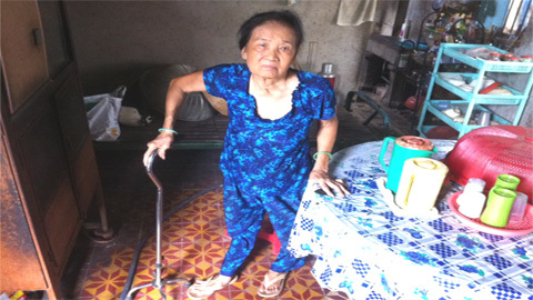 Bà lão khuyết tật thiếu tiền chữa bệnh