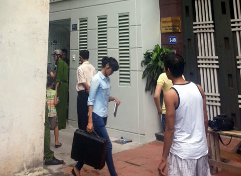 Đâm nữ chủ nhà, cố thủ trong nhà rồi tự vẫn