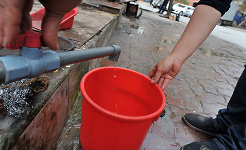 Vỡ đường ống khiến 1.000 hộ dân mất nước