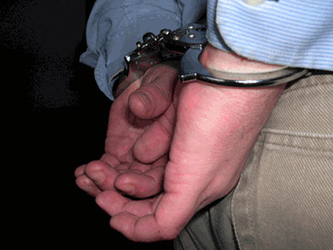 Xác thiếu nữ lõa thể, phủ lá chuối bên đường