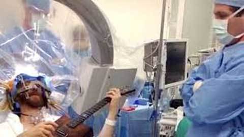 Chơi guitar trong lúc được mổ não