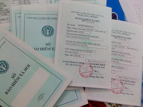 Giữ lại sổ bảo hiểm, công ty có làm sai?
