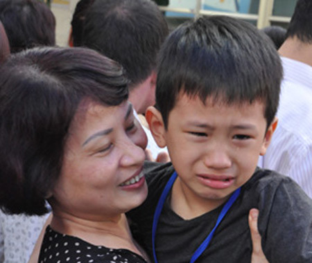 Bé khóc nhè trong ngày thi vào lớp 1