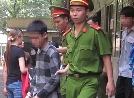Thiếu nữ bị cả đám ‘yêu râu xanh’ làm nhục