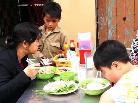 Chuyện trong quán phở ngày 1/6 ở Sài Gòn