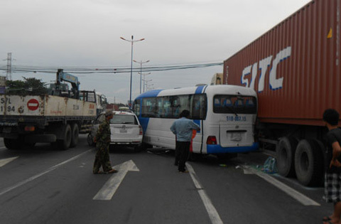Container tông hàng loạt ô tô trên xa lộ