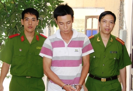 Bắt hai kẻ khống chế công an xã, cướp 5 cây vàng