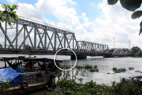TP.HCM: Chặn tàu hỏa, bị hất văng xuống sông